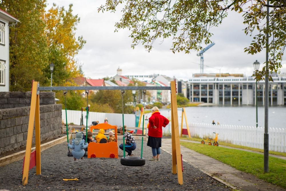 Börn að róla sér á leikskólanum Tjörn