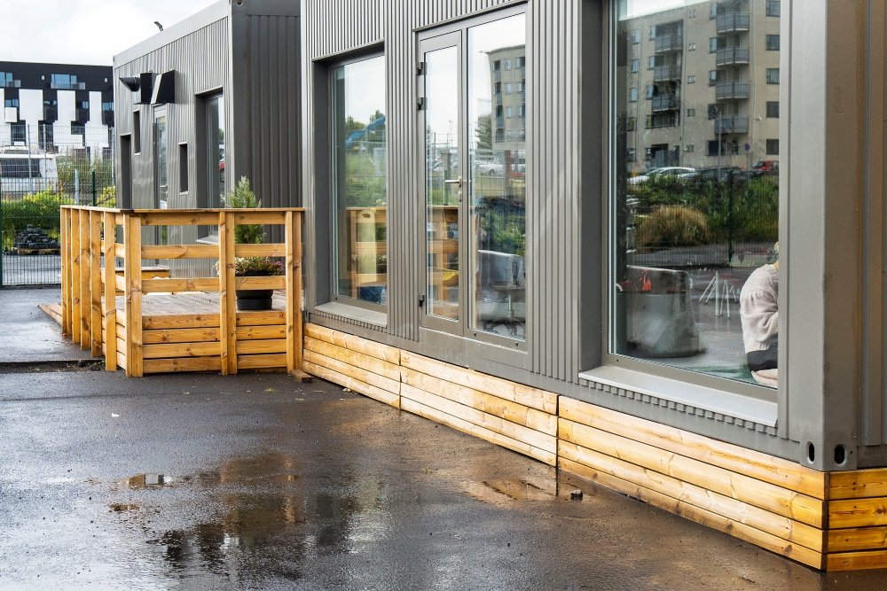 Séð inn um glugga á Ævintýraborg Eggertsgötu.