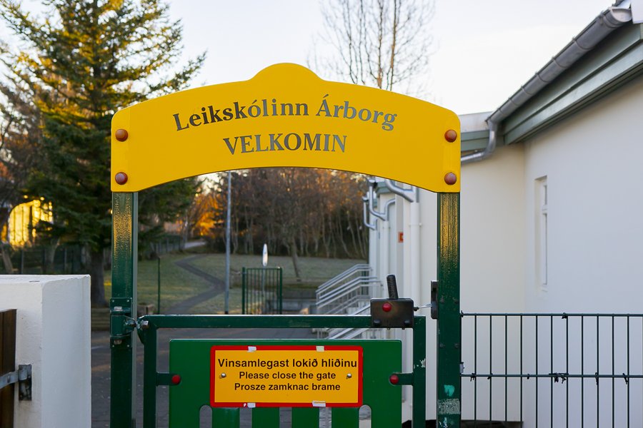 Hlið að leikskólanum Árborg. Yfir hliðinu stendur á gulu skilti: Leikskólinn Árborg, Velkomin