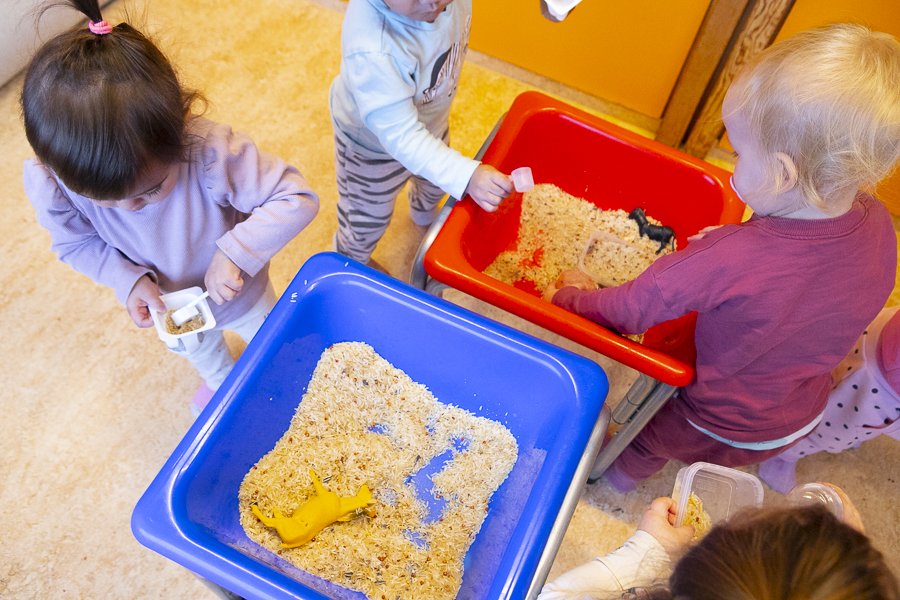 Children playing inside at Bakkaborg.