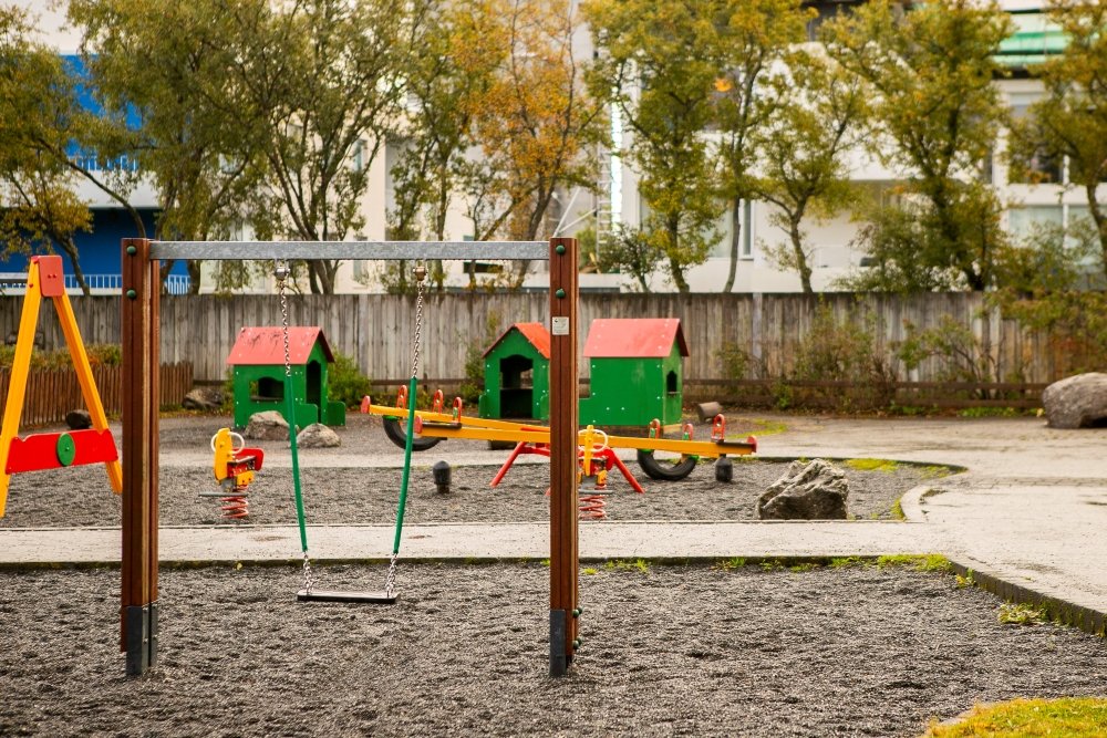 Rólur, vegasalt, lítil hús ásamt öðrum leiktækjum á útisvæði leikskólans Björtuhlíðar