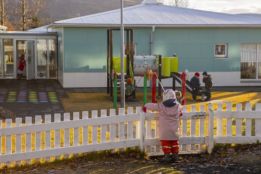 Börn og leiktæki á lóð Engjaborgar.