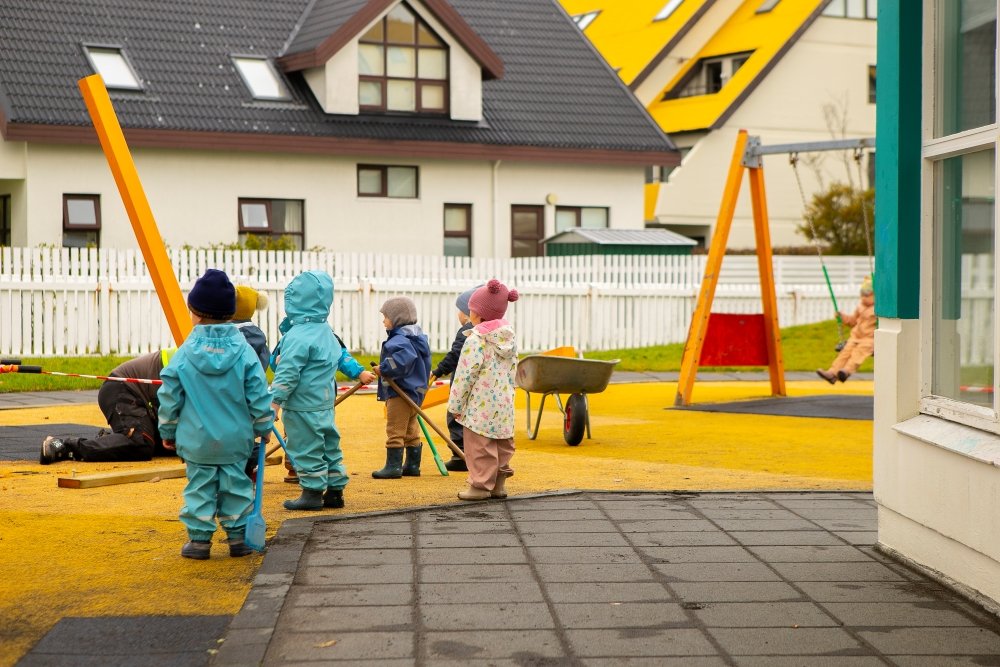 Börn í útigöllum að leik á útisvæði leikskólans Gullborgar