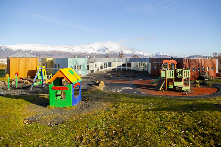 Leiktæki á lóð Hulduheima.