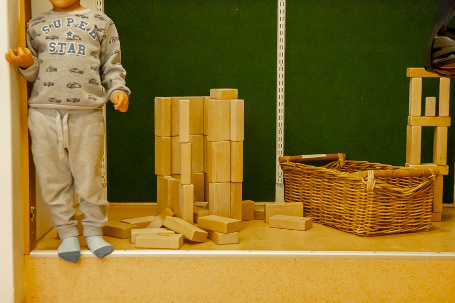 Child, wooden blocks and basket at Klambrar preschool.