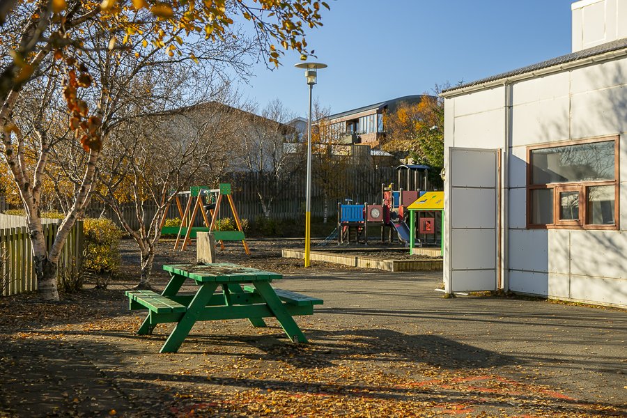 Leiktæki á lóð Rauðuborgar.