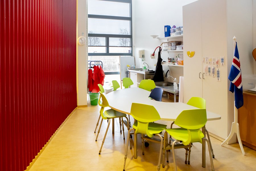 White table and green chairs at Nes preschool