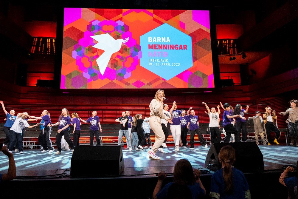 Vigdís Hafliðadóttir tónlistarkona og listamaður syngur lag Barnamenningarhátíðar 2023