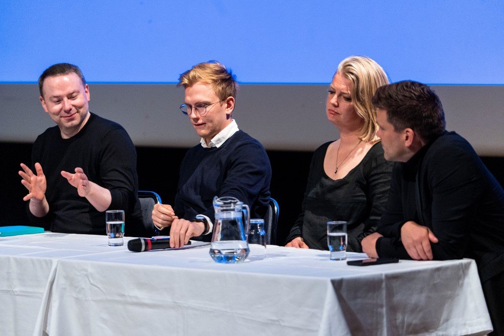 Nærmynd af fjórum manneskjum í pallborðsumræðum í Háskólabíói á ráðstefnu EURA.