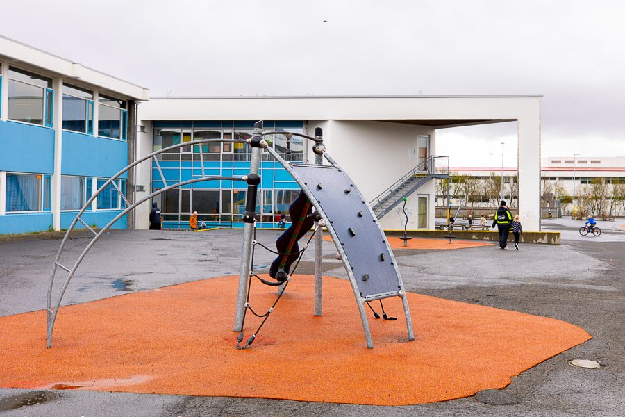 Climbing frame in the outdoor area of Hólabrekkuskóli. The school in the background. 