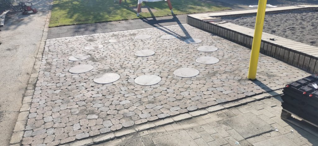 Stiklur í hellulögn, leikur í hellum