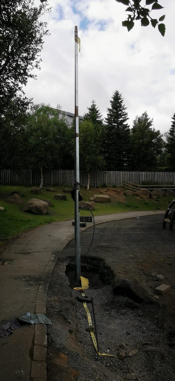 Nýr ljósastaur bætir lýsingu á lóð