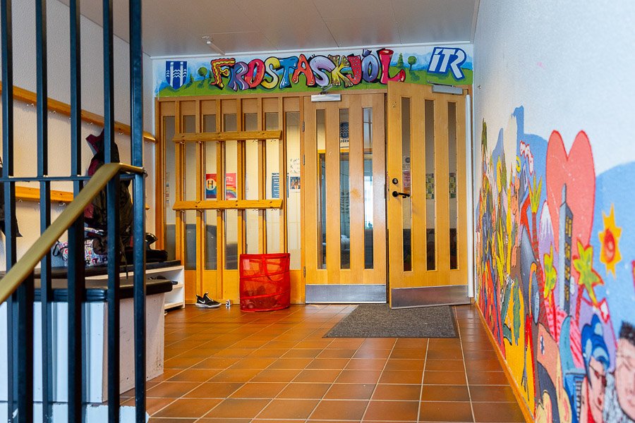 The entrance to the Frosti youth center. The word "Frostaskjól" is painted above the door. There is a mural on the side wall.