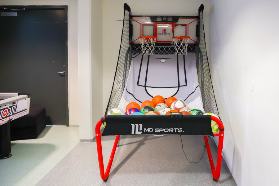 Lítil innikörfuboltagrind með tveimur körfum og mörgum boltum. 