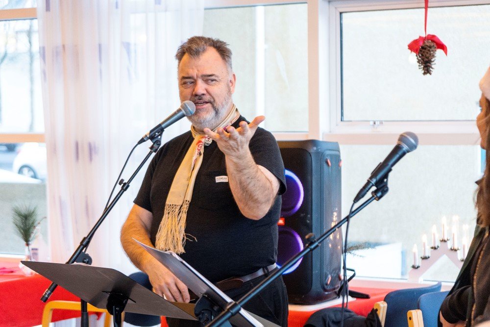 Örn Árnason skemmtir.