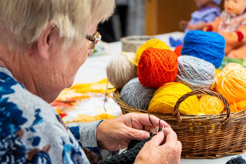 A woman knits at Esjutún.
