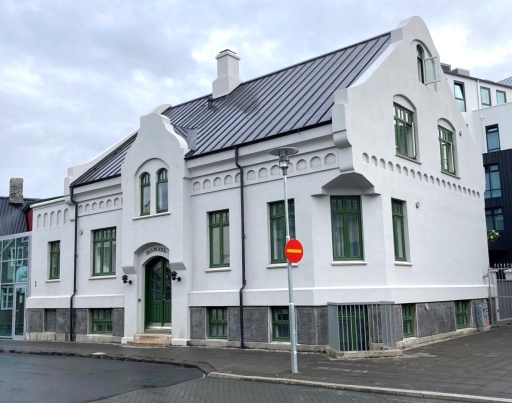 Skólabrú 2
