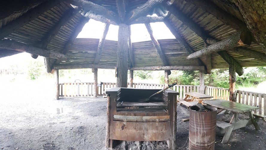 Kolagrill í grillskýlinu í Frístundagarðinum við Gufunes.