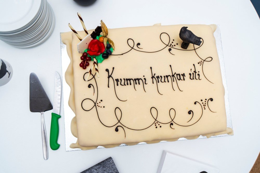 Terta með áletrnuninni Krummi krunkar úti.