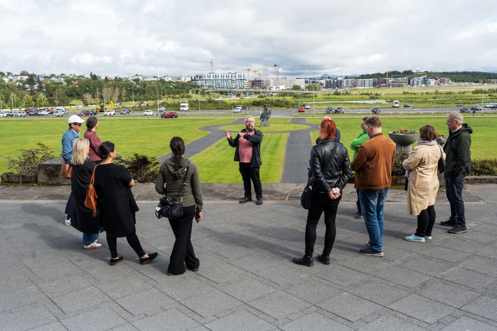 Stefán Pálsson speaks to a group of people at the University of Iceland
