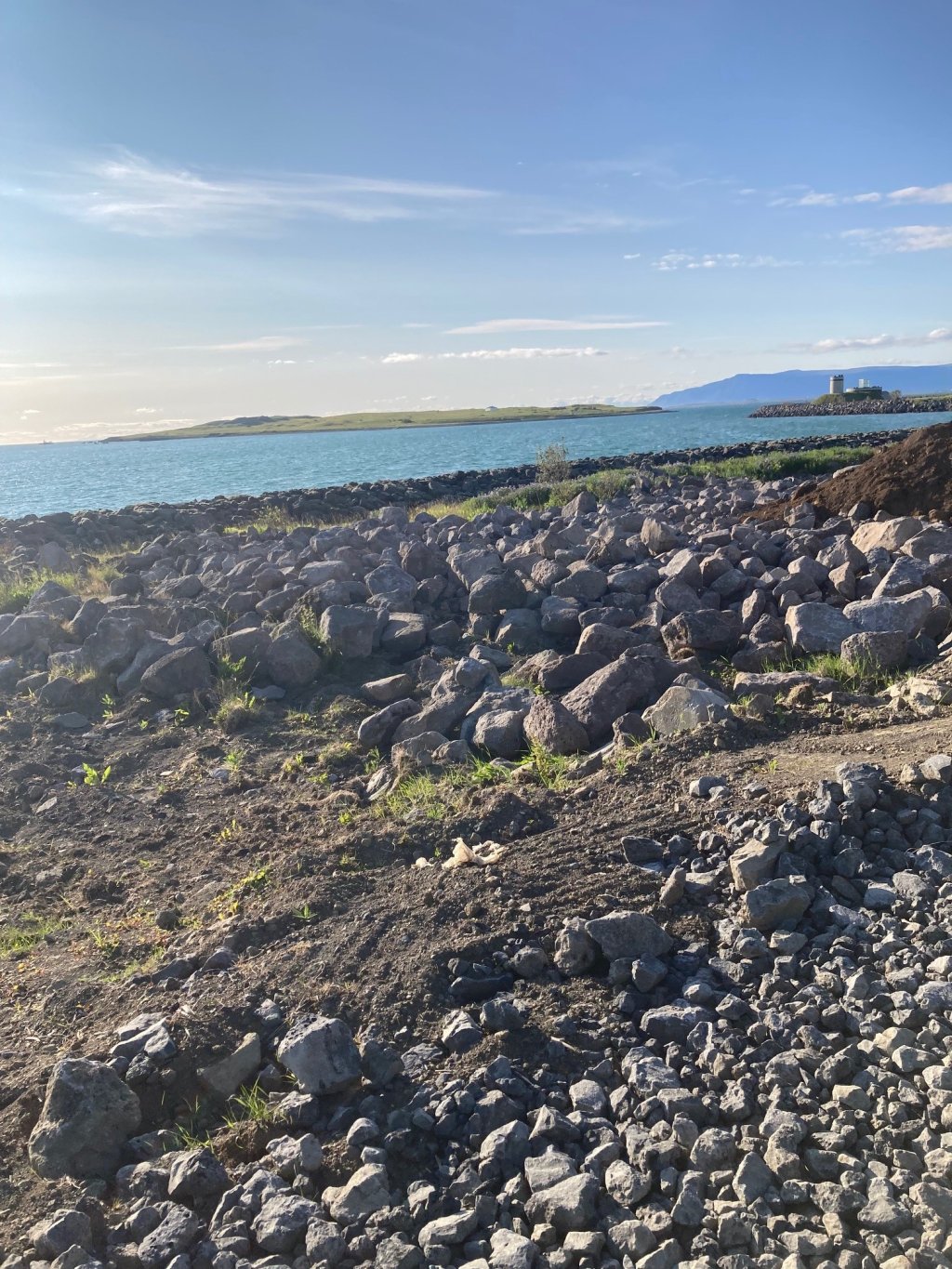 Unnið er að því að keyra grjóti úr grjótlager á svæðinu yfir í Bryggjuhverfið þar sem það verður notað í landfyllingar