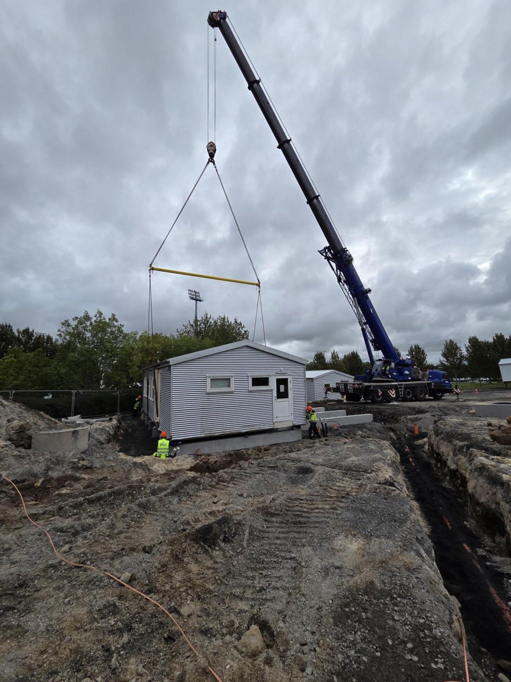 Færanlegar stofur fluttar á svæðið