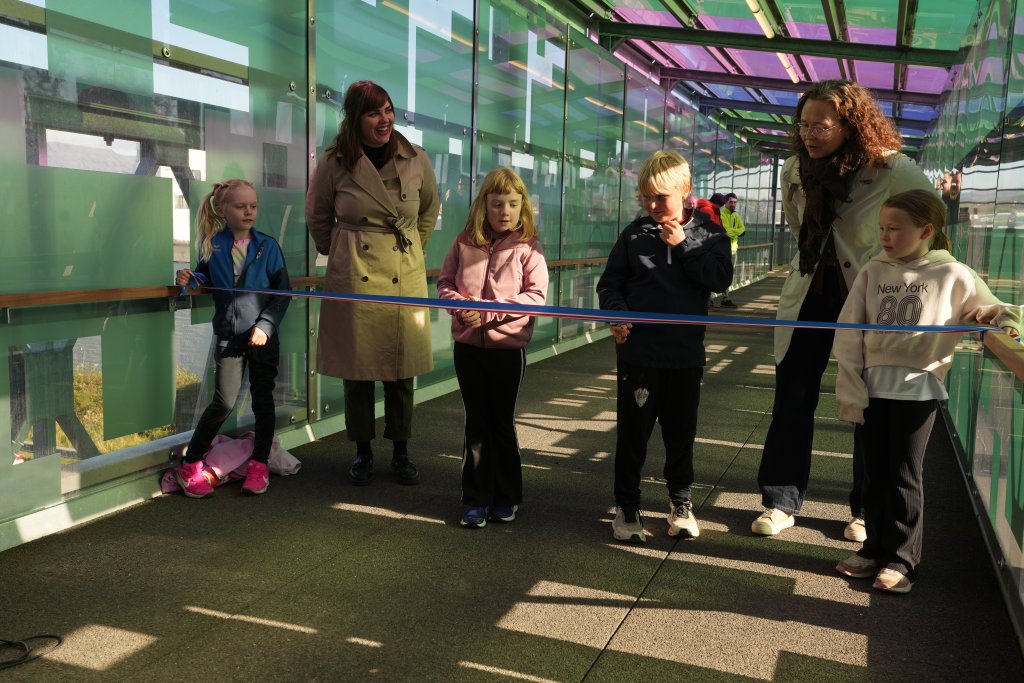 Pedestrian bridge over Sæbraut officially opened
