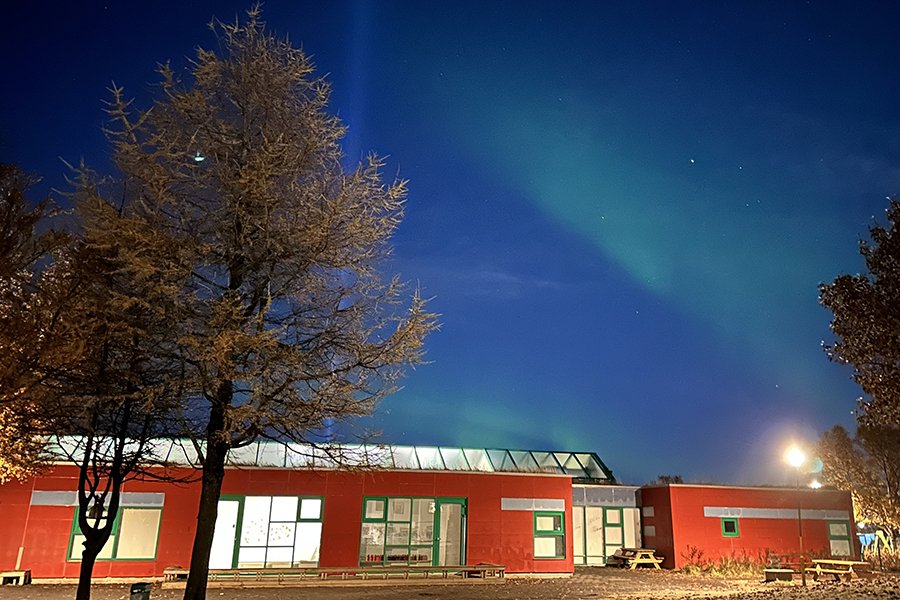 Mynd af norðurljósum fyrir ofan leikskólann Jörfa.