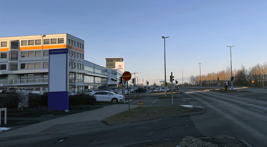 Image of cars and buildings along Suðurlandsbraut