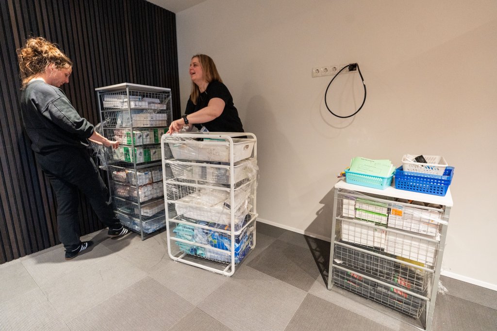 Tveir hjúkrunarfræðingar sem eru að raða hlutum inn í nýjan starfsstað í Lágmúla. 