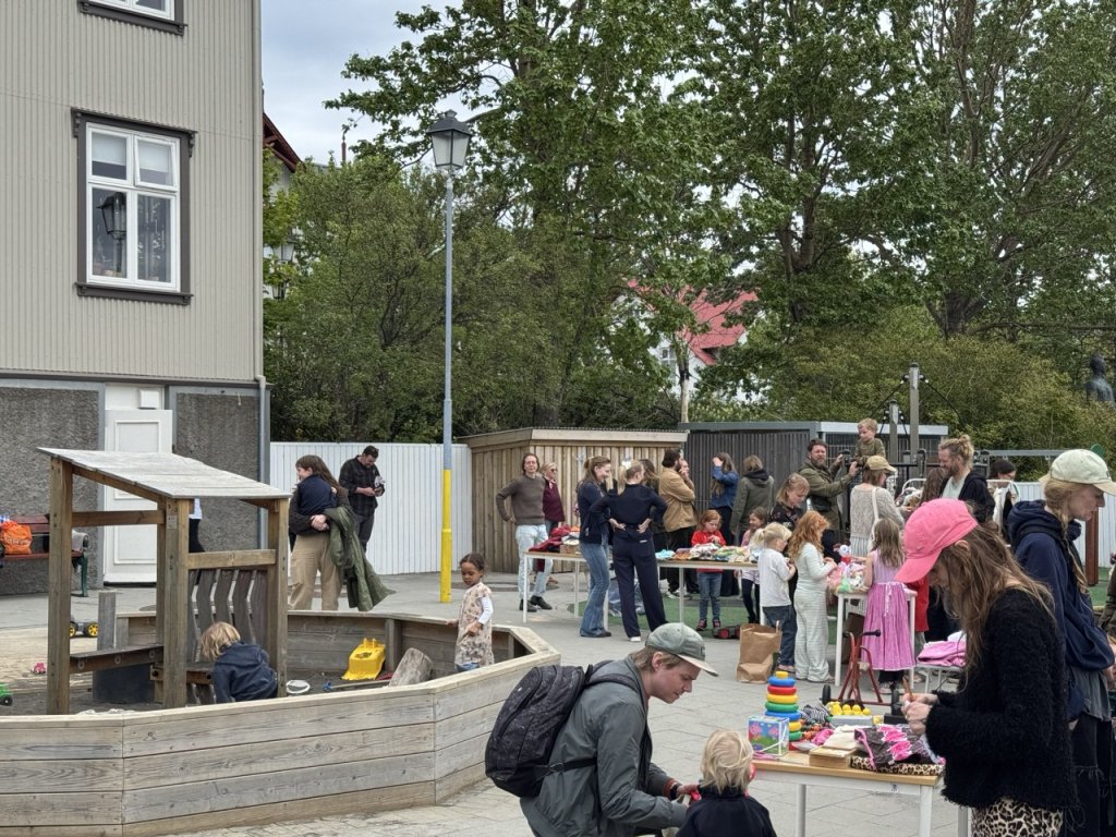 Loppumarkaður á lóð leikskólans Tjarnar.