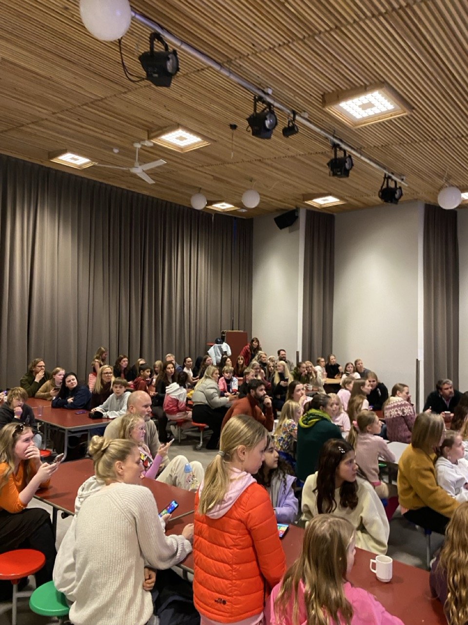 Mynd af mörgum þátttakendum á félagsmiðstöðvadaginn.