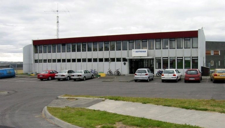 The Þróttheimar youth center and Glaðheimar after-school program, viewed from Holtavegur
