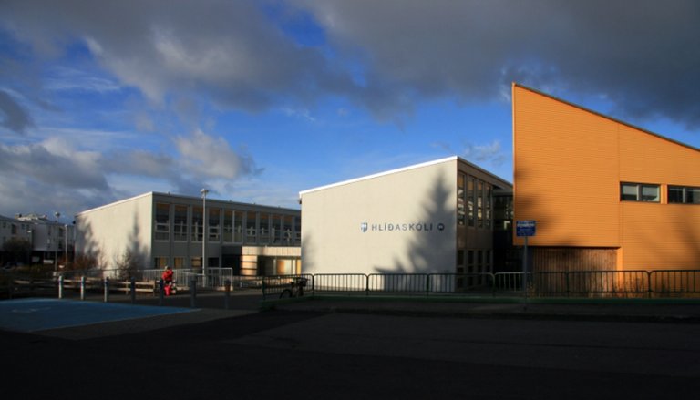 Hlíðaskóli and the schoolyard