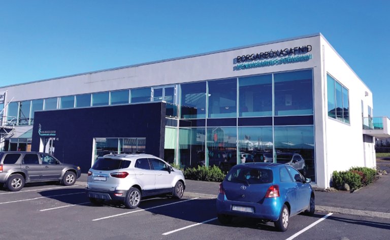 Framhlið Borgarbókasafnsins Spönginni.