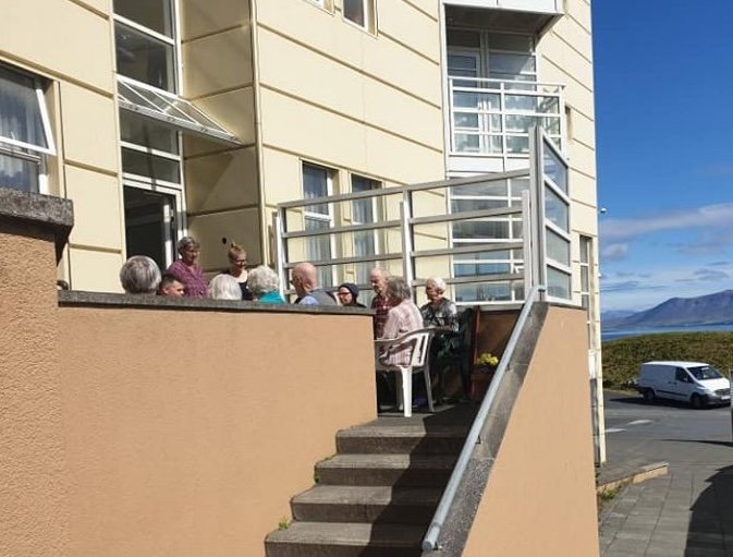 Photo of entrance to Esjutún residential care facility