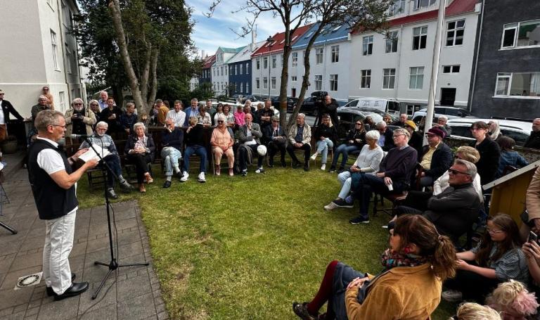Listahátíð í garðinum að Ásvallagötu 12 vegna 50 ára höfundaafmælis Þórarins Eldjárns