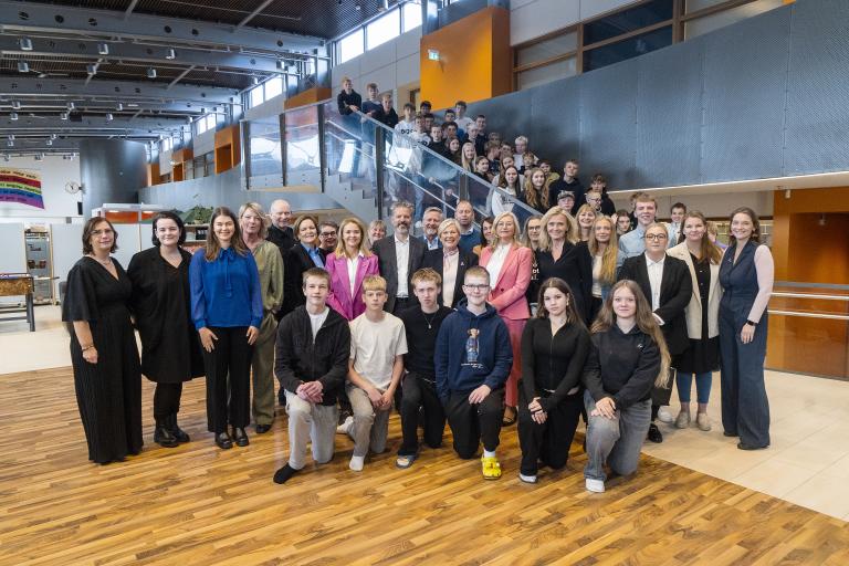 Hópmynd af samstarfsaðilum Forvarnardagsins 2024 og ungmennum úr Ingunnarskóla.