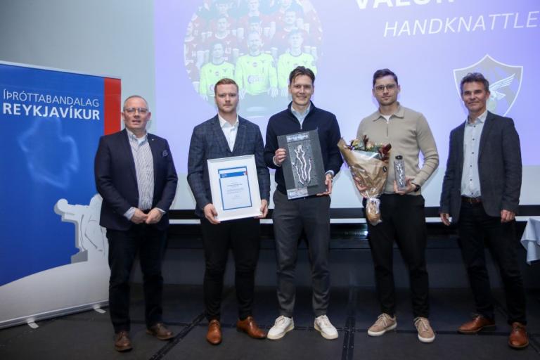 Ingvar Sverrisson, formaður ÍBR og Skúli Helgason formaður íþrótta-, menningar- og tómstundaráðs Reykjavíkurborgar ásamt þremur liðsmönnum úr handboltaliði Vals