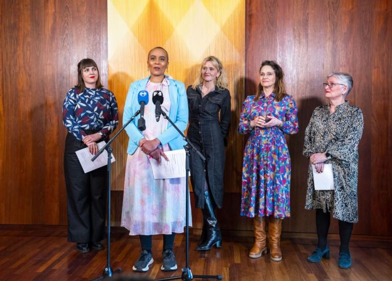 Sanna Magdalena Mörtudóttir talar og fjórar konur standa henni að baki