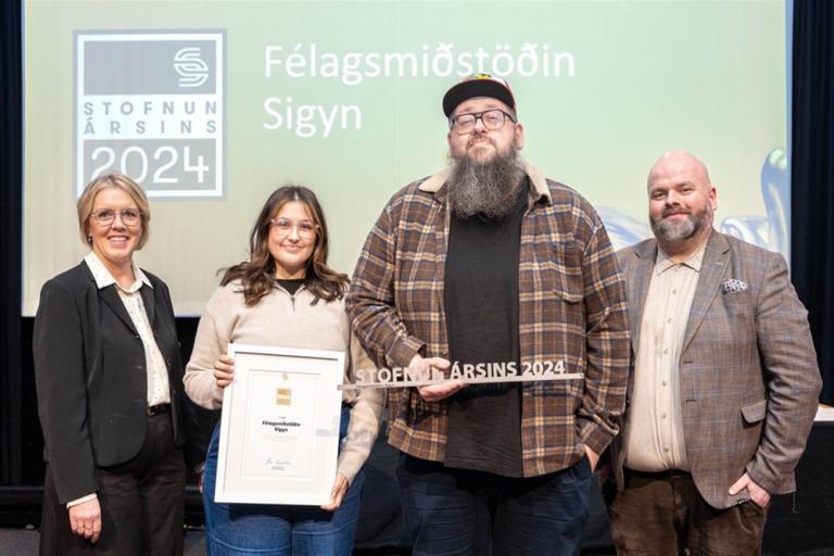 Félagsmiðstöðin Sigyn tekur við sínum verðlaunum.