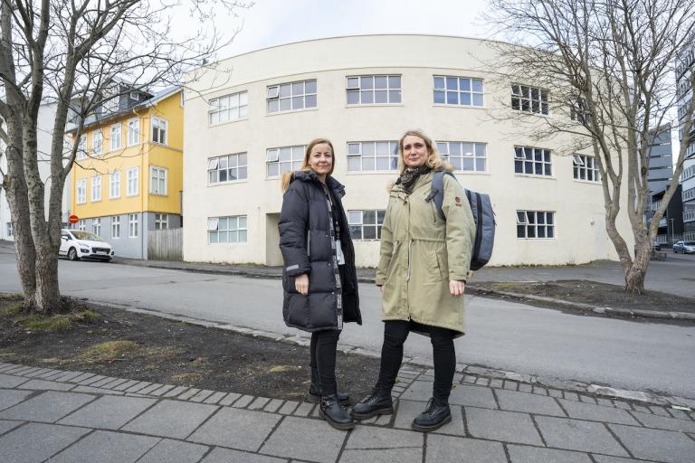 Anna Lilja Másdóttir og Arndís Vilhjálmsdóttir hjúkrunarfræðingar standa fyrir framan gistiskýlið á Lindargötu. 