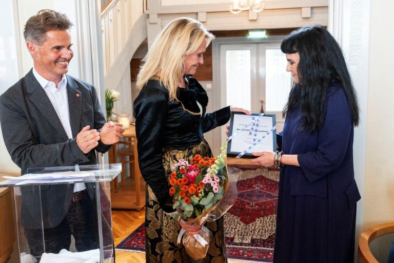 Reykjavík City Artist Laureate Ragnhildur Gísladóttir receives the honorary certificate and flowers that Mayor Heiða B. Hilmisdóttir presented to her at today's ceremony at Höfði.