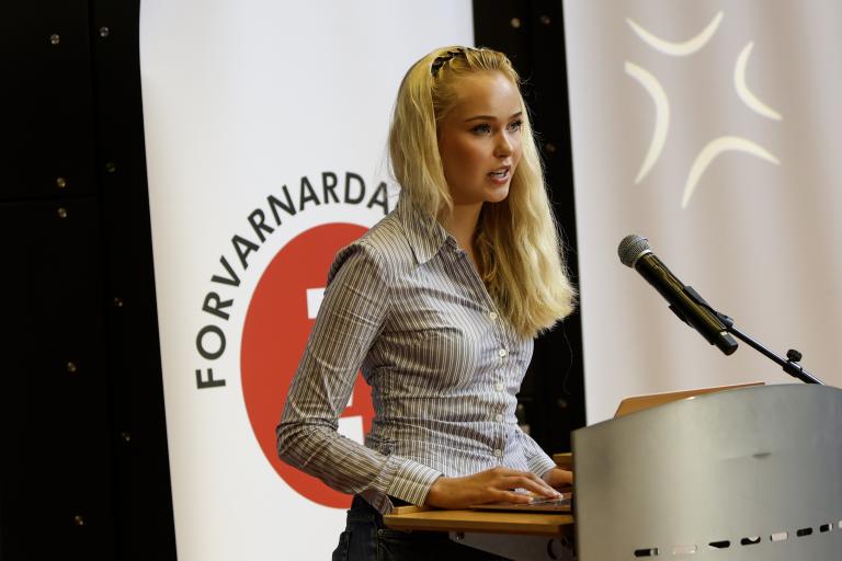 Úlfhildur Elísa Hróbjartsdóttir frá Jafningjafræðslu Hins hússins flytur erindi á Forvarnardeginum 2025. 