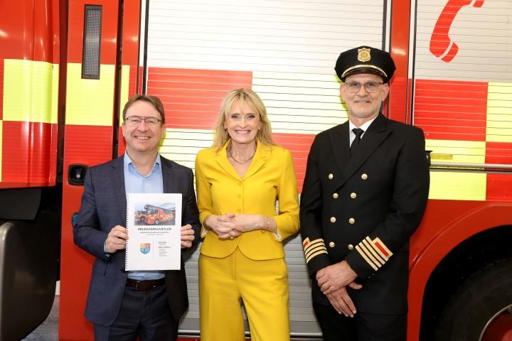 Hermann Jónsson, forstjóri HMS, Heiða Björg Hilmisdóttir, borgarstjóri og formaður stjórnas SHS og Jón Viðar Matthíasson, slökkviliðsstjóri.
