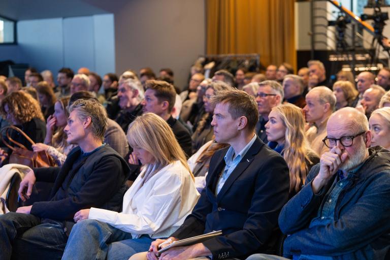 A large crowd at the mayor's housing meeting in Tjarnarsalur.