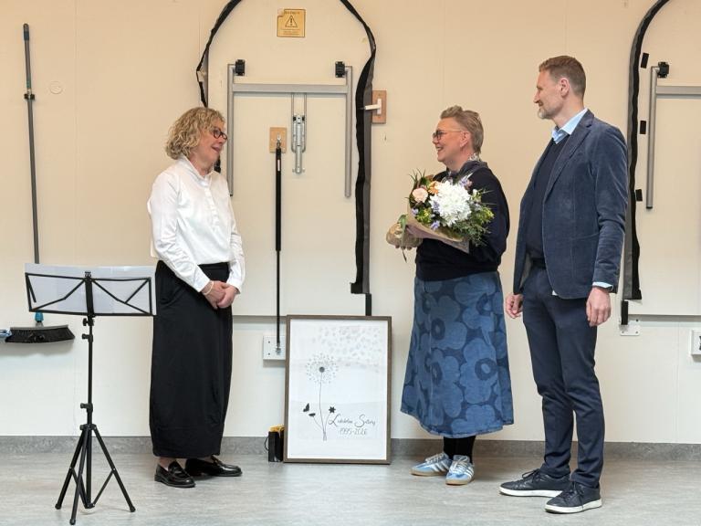 Regína receives flowers from Program Director Gyða Guðmundsdóttir and Director Steinn Jóhannsson.