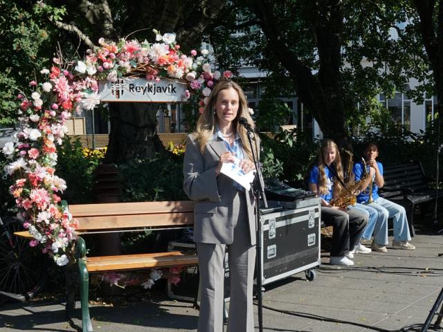 Mayor Hildur Björnsdóttir unveiled the Culture Night program at Austurvöllur today.