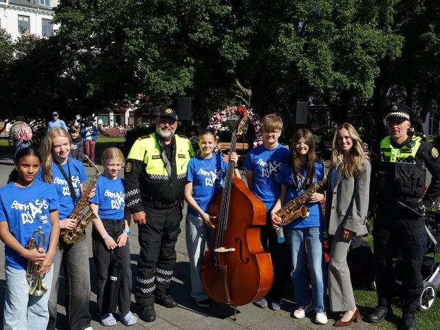 Djasskrakkar (Jazz Kids) played jazz in the mild weather at Austurvöllur Square today. Also pictured are the mayor and police representatives.