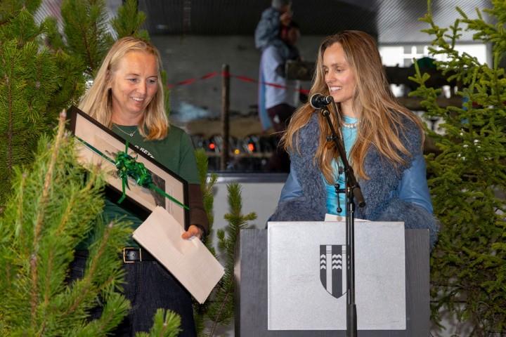 Reykjavík Forestry Association Executive Director Auður Kjartansdóttir and Mayor Hildur Björnsdóttir in the association's enchanted forest inside Tjarnarsalurinn. Photog. Karítas Guðjónsdóttir